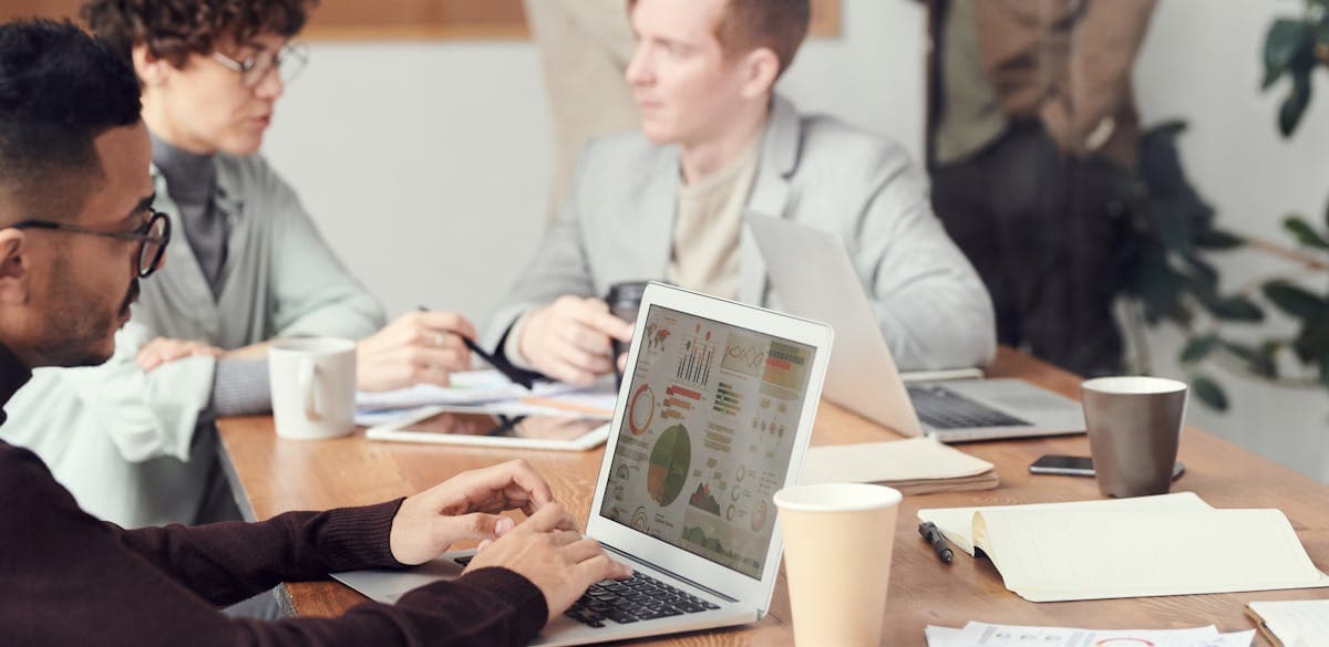 Business-Team analysiert Kennzahlen und Systemdaten
